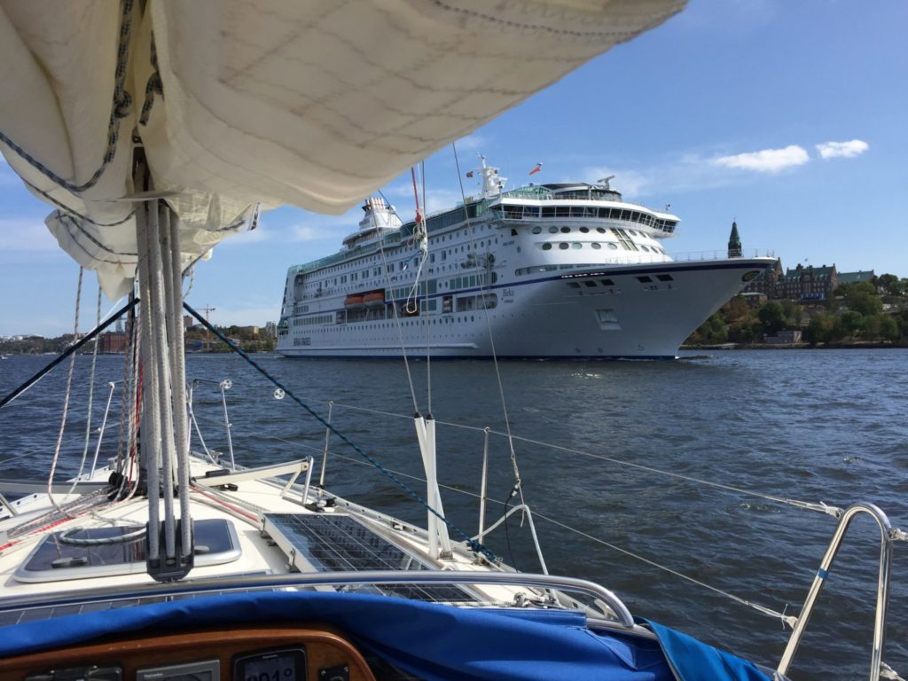 Möte i farleden in mot Stockholm segling stockholm