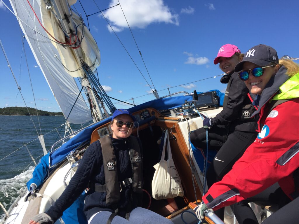 sailing in hard wind sailing course